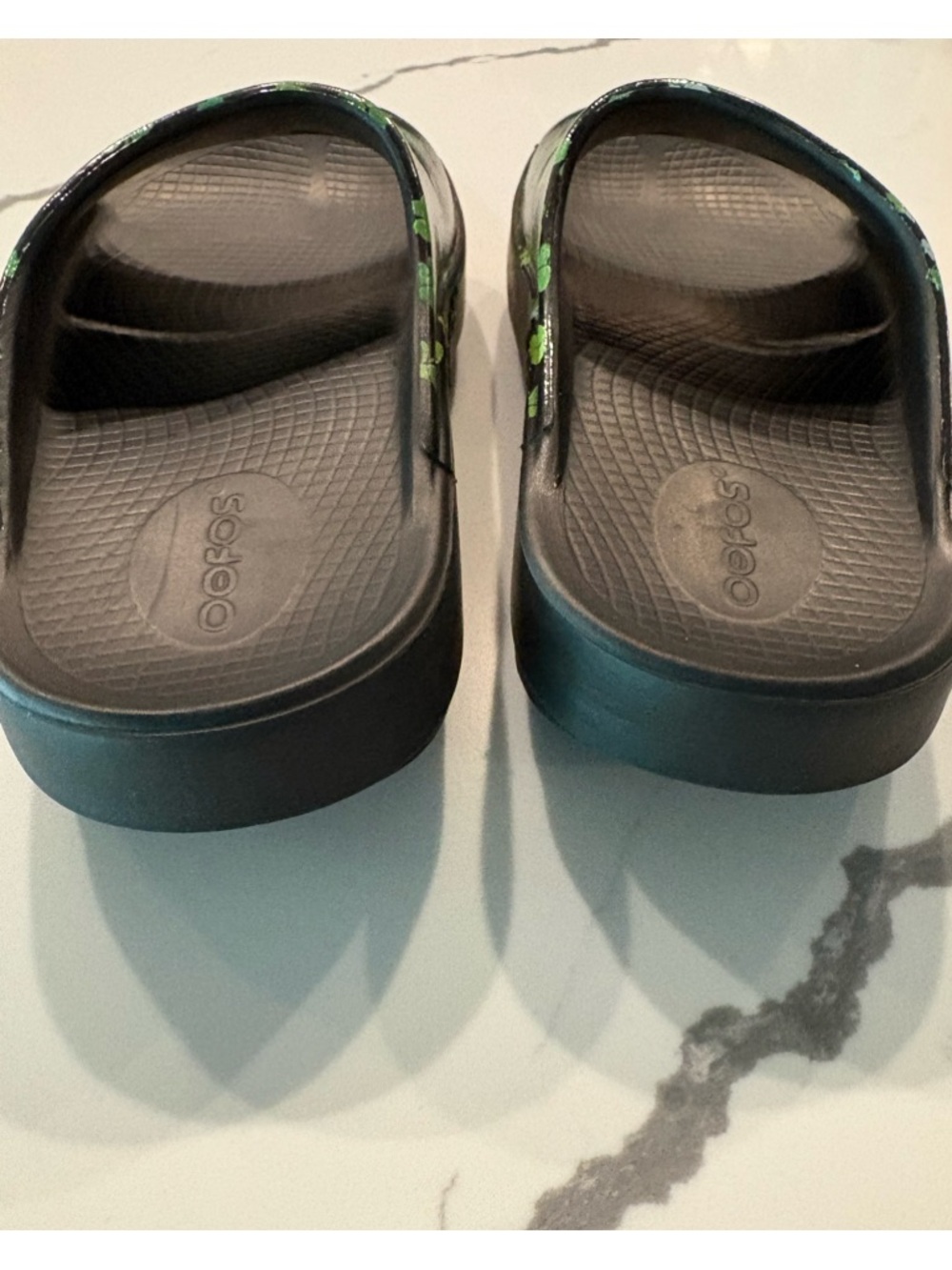 OOFOS Ooahh Limited Edition Black with Green Clover Design Sandal, 7, 38 - Picture 6 of 7